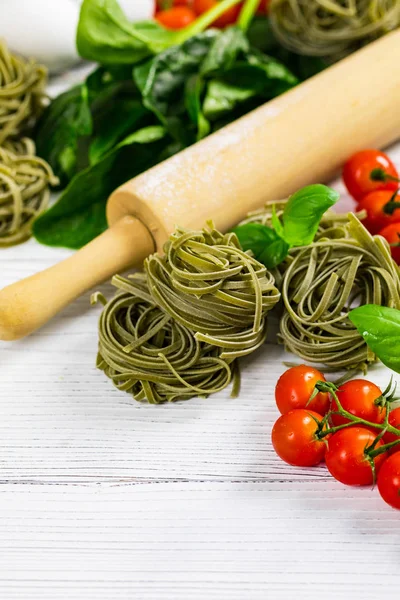 Nidos Pasta Espinacas Albahaca Sobre Fondo Madera Enfoque Selectivo —  Fotos de Stock