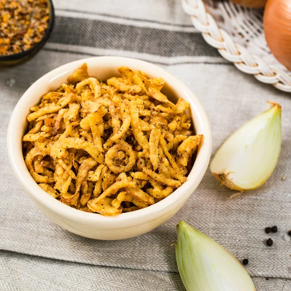 Crispy Fried Onion Strings Con Aglio Pepe Focus Selettivo — Foto Stock