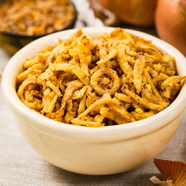 Crispy Fried Onion Strings Con Aglio Pepe Focus Selettivo — Foto Stock