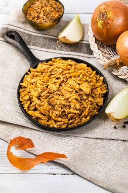 Sarımsak ve biber ile Crispy Fried soğan dizeleri. Seçici odak.