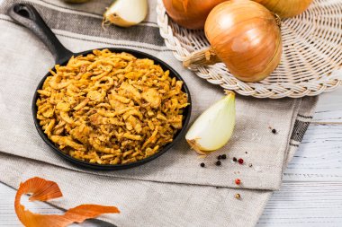 Sarımsak ve biber ile Crispy Fried soğan dizeleri. Seçici odak.