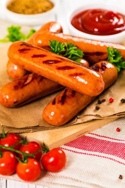 Izgara Füme Knackwurst Bratwurst Sosis. Seçici odaklama.