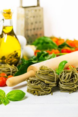 Ispanak ve fesleğen makarna yuvaları arka plan. Seçici odak.