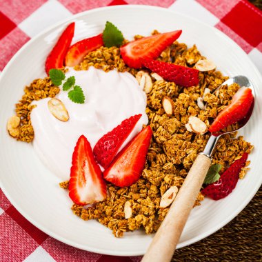 Çilek tarçın Granola yoğurt kahvaltı. Seçici odak.