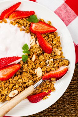 Çilek tarçın Granola yoğurt kahvaltı. Seçici odak.