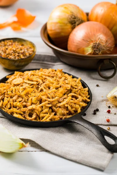 Knusprig Gebratene Zwiebelsaiten Mit Knoblauch Und Pfeffer Selektiver Fokus — Stockfoto