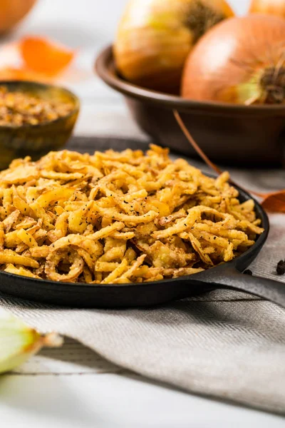 Crispy Fried Onion Strings Con Aglio Pepe Focus Selettivo — Foto Stock