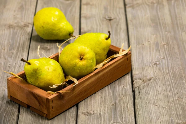 Fresh Green Williams Pears Bartlett Pears Uma Mesa Madeira Rústica — Fotografia de Stock