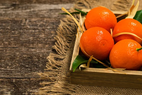 Mandarine Orange Oder Mandarinen Auf Holzgrund Selektiver Fokus — Stockfoto