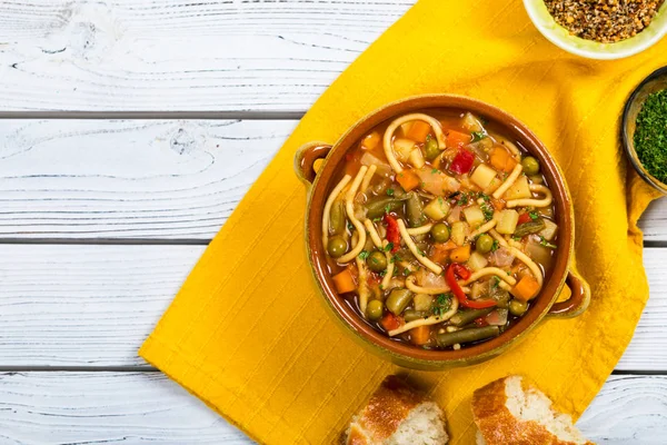 Ahşap arka planda vejetaryen sebze çorbası. Seçici odak.