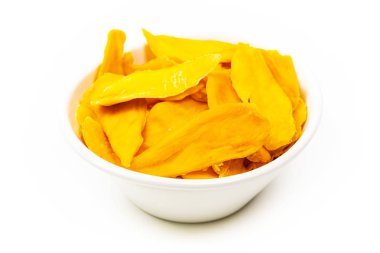 Mango meyve beyaz arka plan üzerinde kurumuş. Seçici odak.