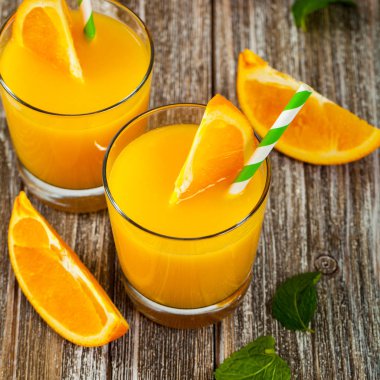 Ahşap zemin üzerine portakal suyu. Seçici odak.