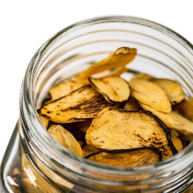 Beyaz arka planda kavrulmuş sarımsak dilimleri. Seçici odak.