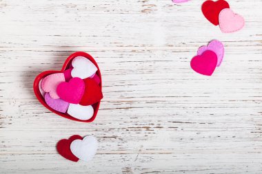 Sevgililer Günü Arkaplanı 'nı seviyorum. Tahta Arkaplanda Sevgililer Günü Kumaş Kalpleri Şekillendirildi. Seçici odak.