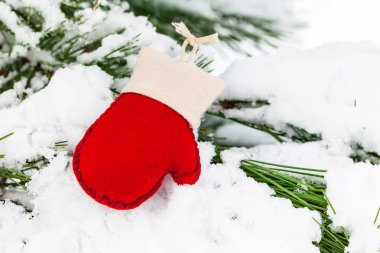 Noel arkaplanı. Kırmızı ve Beyaz Keçeli Eldiven Doğal Arka plan 'da. Seçici odak.