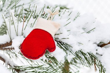 Noel arkaplanı. Kırmızı ve Beyaz Keçeli Eldiven Doğal Arka plan 'da. Seçici odak.