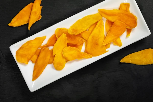 Siyah Arka Plan Üzerine Kurutulmuş Mango Meyve Seçici Odak — Stok fotoğraf