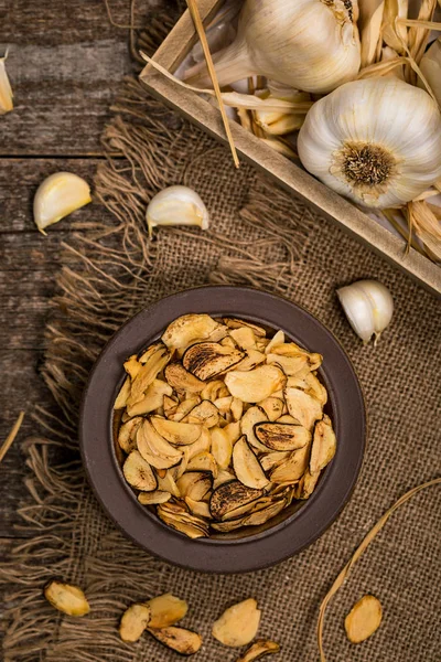 Geroosterde Knoflook Segmenten Houten Achtergrond Selectieve Aandacht — Stockfoto