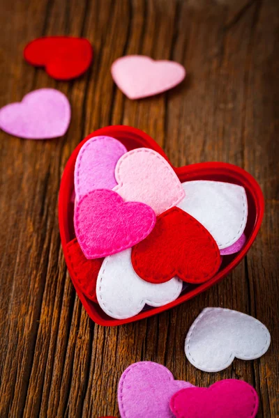 Sfondo San Valentino San Valentino Tessuto Cuori Sagomati Sfondo Legno — Foto Stock