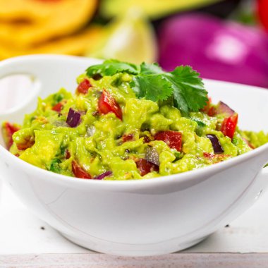 Avocado Guacamole Meksika Dip ile Avocado, Lime, Tomato, Cilantro ve Tortilla Chips. Seçici odak.