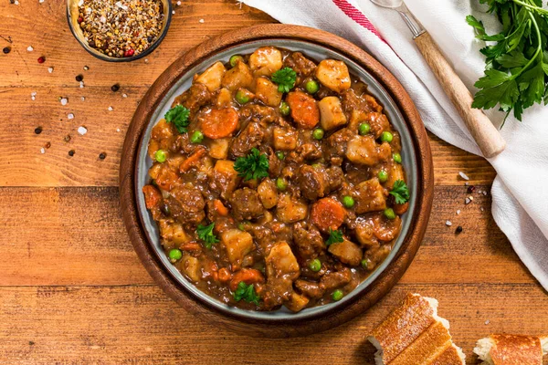 Biefstuk Curry Stew Met Aardappelen Wortelen Houten Achtergrond Selectieve Focus — Stockfoto