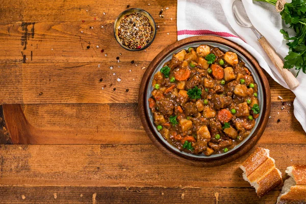 Biefstuk Curry Stew Met Aardappelen Wortelen Houten Achtergrond Selectieve Focus — Stockfoto