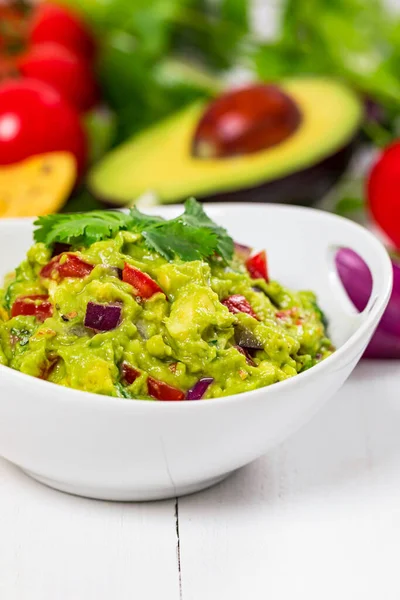 Mangkuk Avocado Guacamole Mexican Dip Avocado Lime Tomato Cilantro Fresh — Stok Foto