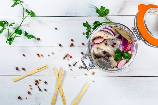 Arenque Marinado Escabeche Con Especias Rábano Cebolla Roja Sobre Fondo —  Fotos de Stock