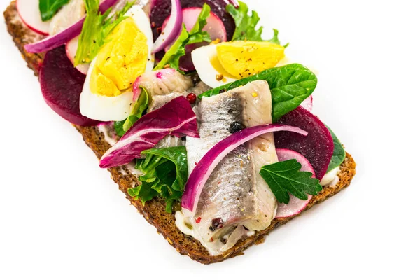 Nakrájený Marinovaný Sleď Řepa Otevřená Sendvič Žitným Chlebem Tradiční Dánský — Stock fotografie