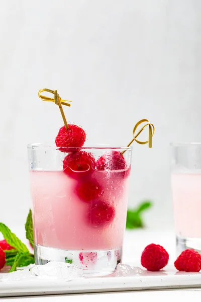 Frambozenwodka Roze Limonade Cocktail Met Verse Frambozenachtergrond Selectieve Focus — Stockfoto