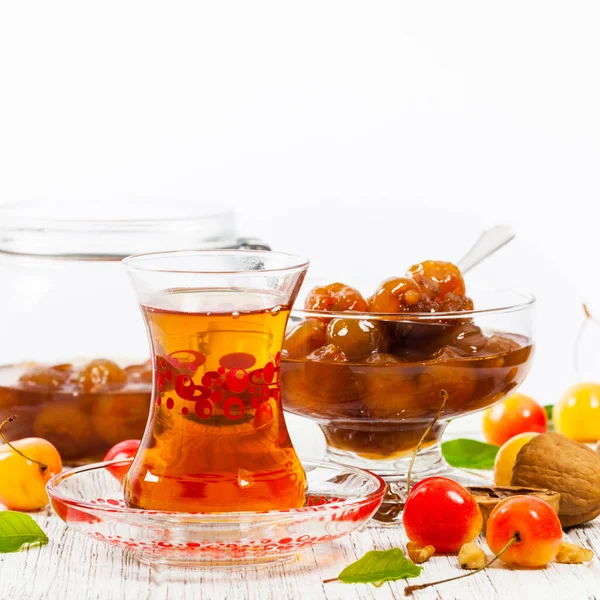 Ázerbájdžánský Čaj Kultura Armudu Čaj Sklenice Cherry Jam Ořechy Ázerbájdžánská — Stock fotografie