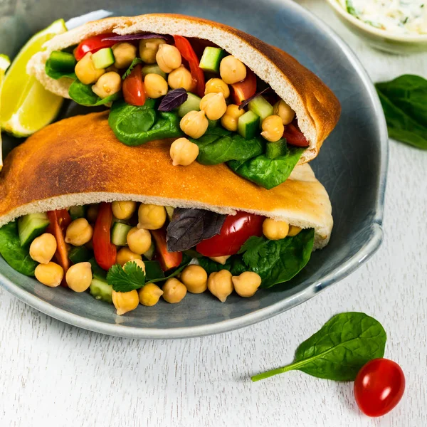 Veggie Pitas Con Insalata Fagioli Ceci Garbanzo Focus Selettivo — Foto Stock