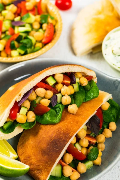 Veggie Pitas Med Garbanzo Bean Eller Chickpea Salad Selektiv Inriktning — Stockfoto