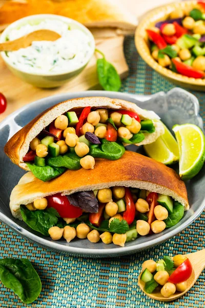 Veggie Pitas Com Garbanzo Bean Salada Grão Bico Foco Seletivo — Fotografia de Stock