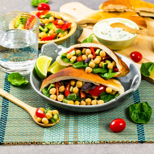Veggie Pitas Met Garbanzo Bean Chickerwtensalade Selectieve Focus — Stockfoto