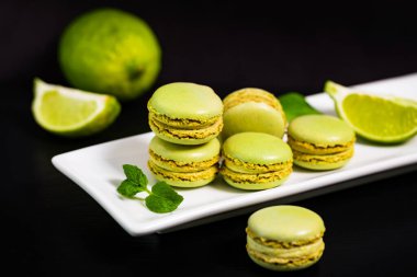 Kireç ve nane aromalı yeşil makarna kurabiyeleri Kara Arkaplanda. Seçici odak.