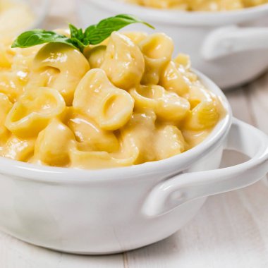 Beyaz Tahta Arkaplanda Parmesan peynirli makarna. Seçici odak.