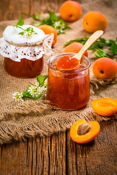 Mermelada Albaricoque Verano Sobre Fondo Madera Enfoque Selectivo — Foto de Stock