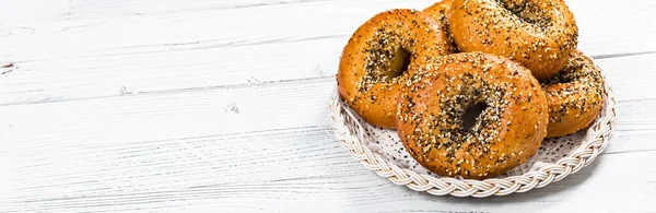 Bagels Fraîchement Cuits Garnis Graines Sésame Graines Pavot Ail Oignon — Photo