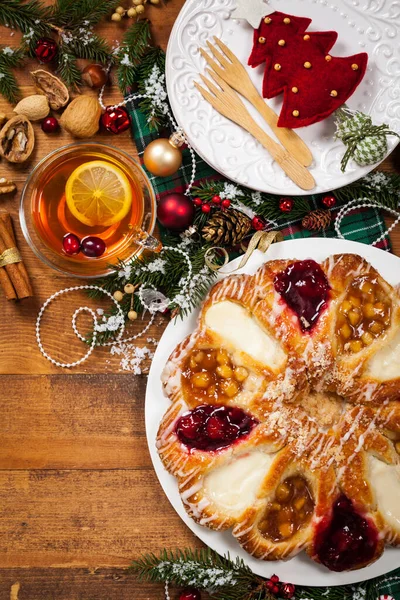 Fond Noël Dessert Cuisson Anneau Pâtissier Danois Avec Garnitures Cerise — Photo
