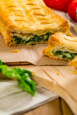 Ispanak ve Feta peynirli börek. Ispanak ve Ricotta peyniri ile doldurulmuş Puff Pastası. Seçici odak.