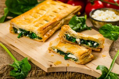 Ispanak ve Feta peynirli börek. Ispanak ve Ricotta peyniri ile doldurulmuş Puff Pastası. Seçici odak.
