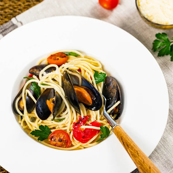 Fisk Och Skaldjur Pasta Spaghetti Med Musslor Och Tomater Italienskt — Stockfoto