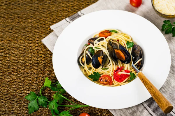 Seafood Pasta Spaghetti Mussels Tomatoes Italian Cuisine Selective Focus — Stock Photo, Image