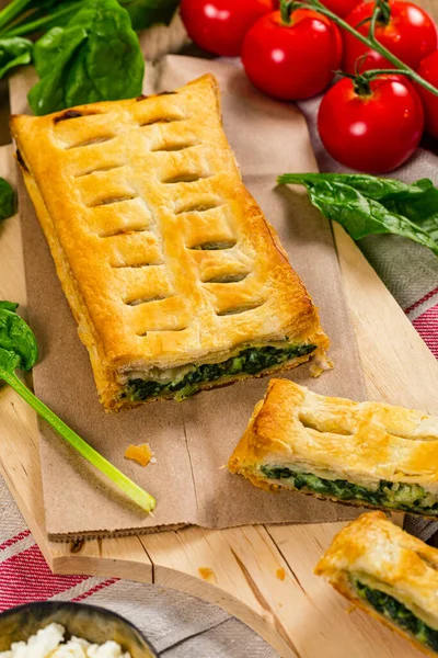 Ispanak ve Feta peynirli börek. Ispanak ve Ricotta peyniri ile doldurulmuş Puff Pastası. Seçici odak.