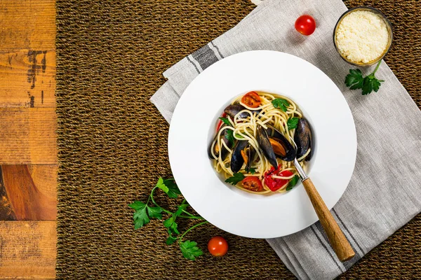 Spaghettis Aux Fruits Mer Aux Moules Tomates Cuisine Italienne Concentration — Photo