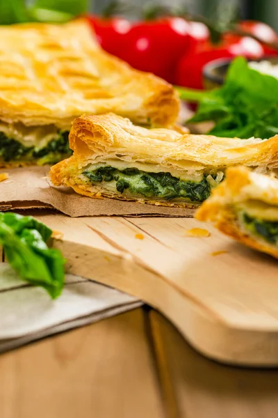 Spenat Och Fetaost Strudel Puff Bakverk Fylld Med Spenat Och — Stockfoto