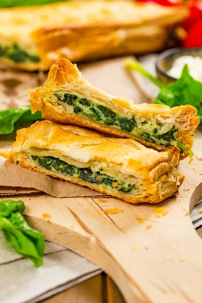 Espinacas Queso Feta Strudel Pastelería Hojaldre Llena Espinacas Queso Ricotta — Foto de Stock