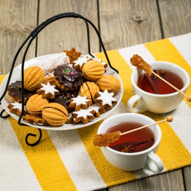 Karışık Kurabiyelerle çay. Seçici odak.