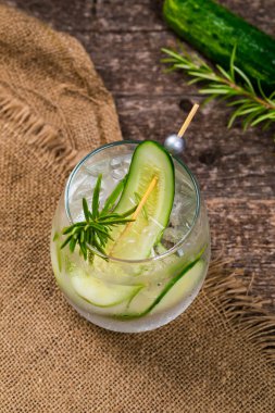 Salatalık Cin Kokteyli 'ni tazeliyorum. Seçici odak.